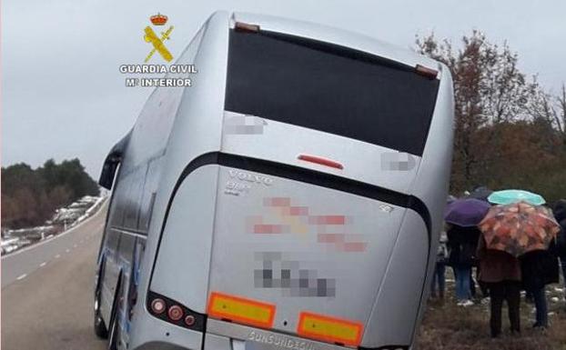 La Guardia Civil auxilia a 29 personas que viajaban en autobús entre Ferreras de Abajo y Tábara