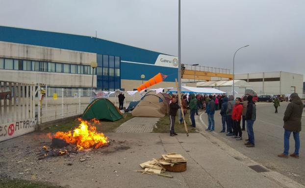 Los trabajadores de Siemens Gamesa acampan frente a la planta «hasta que decidan no cerrar»