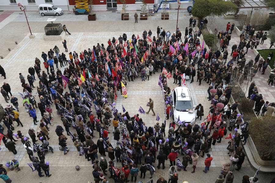 Concentración de UGT y CCOO de Palencia por el Día de la Mujer