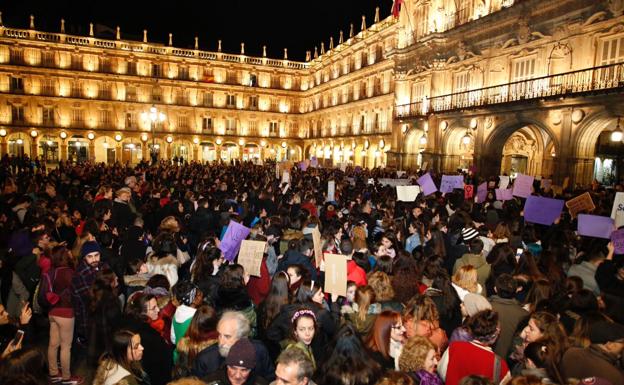 Más de 15.000 personas secundan una manifestación del 8-M histórica