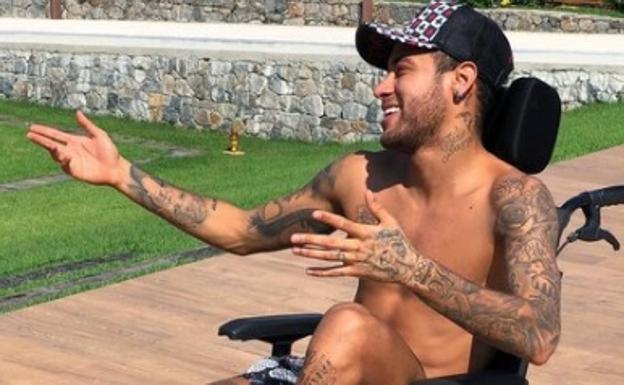 Extraño homenaje de Neymar a Stephen Hawking