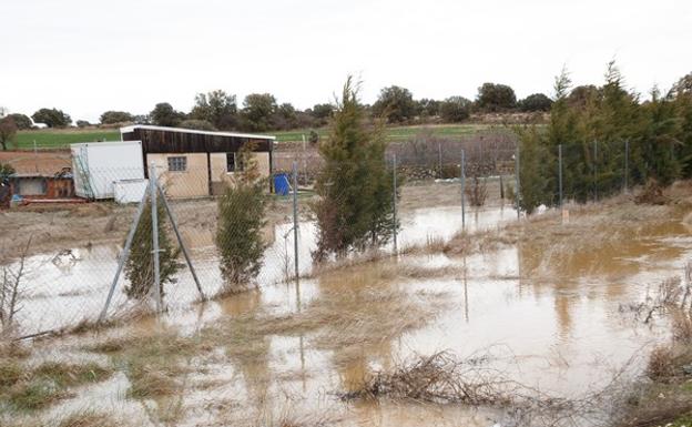 El cauce del Adaja, a su paso por Ávila, alcanza el nivel de alarma