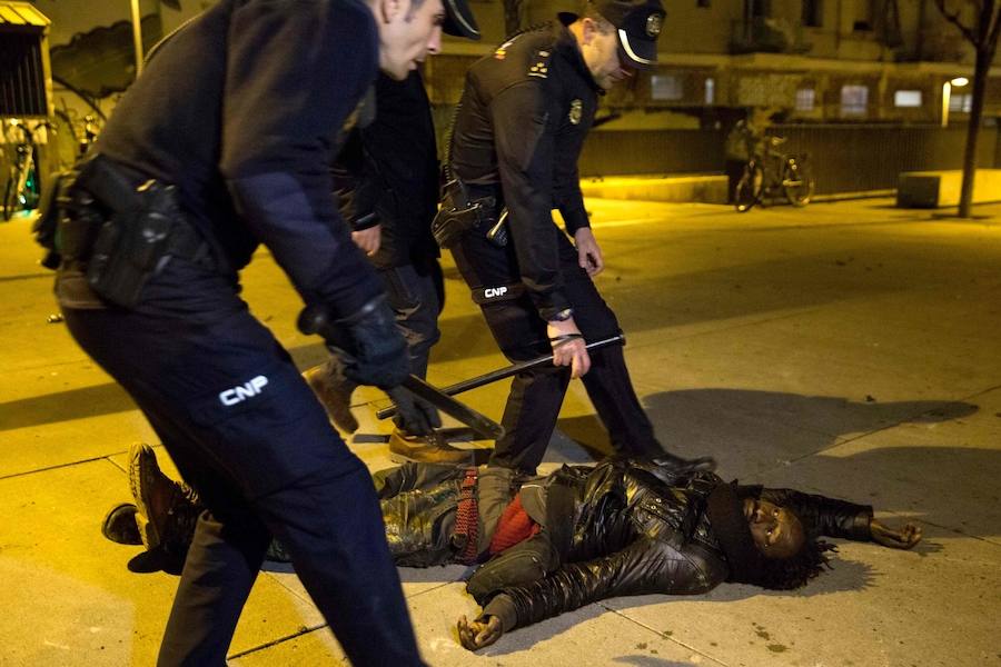 Quema de contenedores y desperfectos en el mobiliario en el centro de Madrid tras la muerte de un mantero