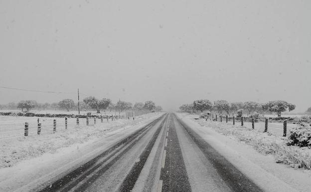 Cerrada al paso de camiones la AP-6 por nevadas y vehículos atrapados en la Autovía de la Plata