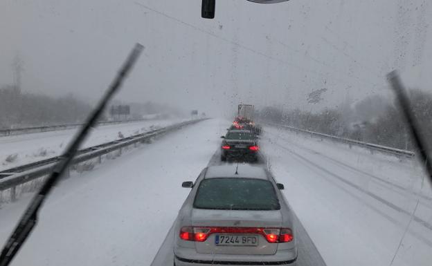 Varios vehículos atrapados y dificultades de tráfico por la nieve en Salamanca