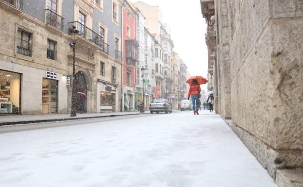 Más nieve, tras una jornada en blanco y con accidentes