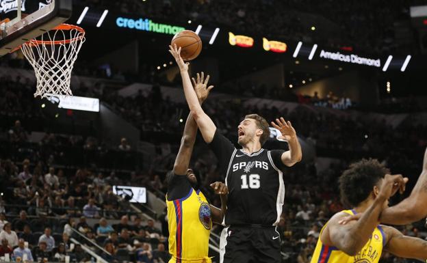 Pau Gasol ayuda en la cuarta victoria consecutiva de los Spurs