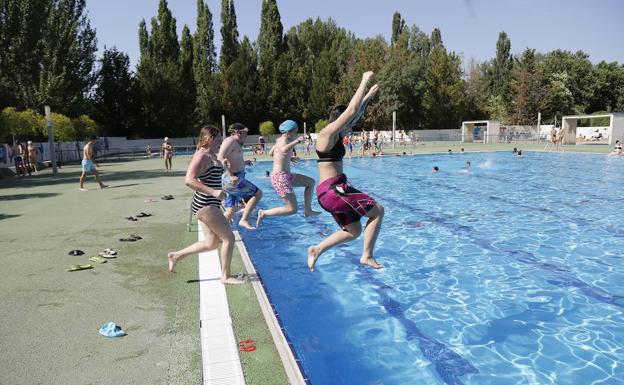 Se amplían las actividades de natación y raqueta en la oferta municipal de verano