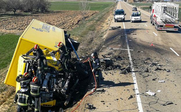 Dos fallecidos en el choque de un camión y una furgoneta en la N-601, en León