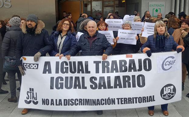 Trabajadores de Justicia se concentran ante «brecha salarial» entre comunidades