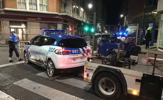 Un monovolumen se lleva por delante una patrulla de la Policía Local que protegía la procesión de la Buena Muerte