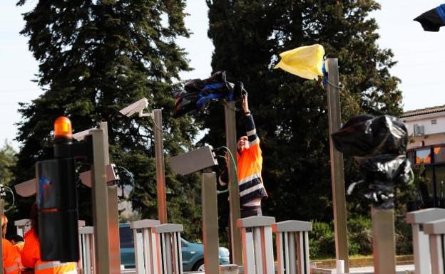 Independentistas ocupan un peaje de la AP-7 para que los conductores no paguen