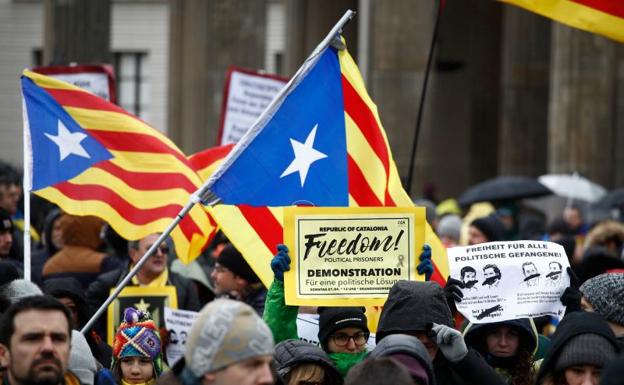 200 personas marchan en Berlín por la libertad de Puigdemont