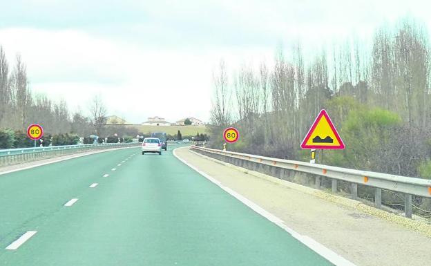 Fomento señaliza los baches la Autovía del Duero