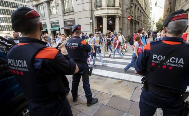 Zoido fulmina a la directora de la escuela de los Mossos tras descubrir que transportó urnas el 1-O