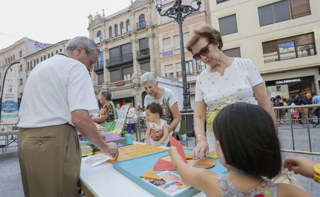 El 65% de los abuelos de la región ayudan a sus hijos en el cuidado de los nietos