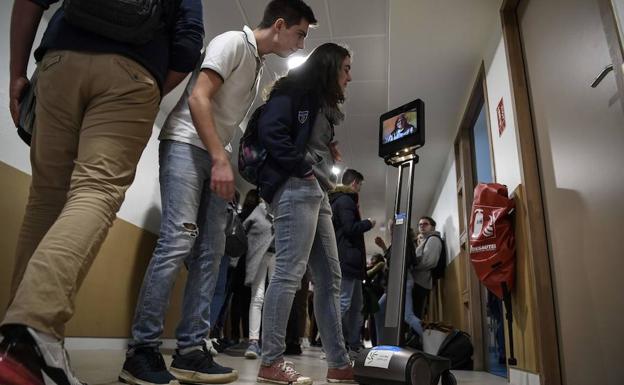 Un robot en Francia teletransporta a los niños enfermos