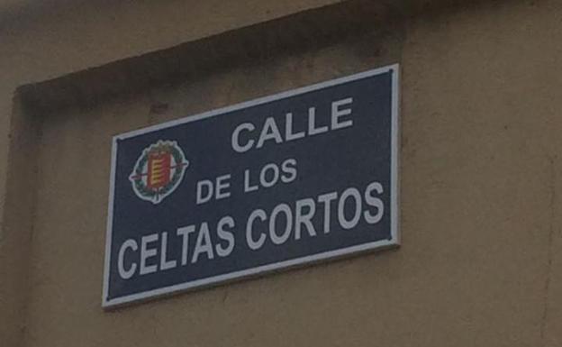 La calle dedicada a Celtas Cortos ya luce la placa con el nombre