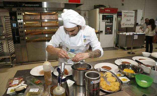 Seis jóvenes cocineros se disputan el título nacional del concurso de Alimentos de Palencia