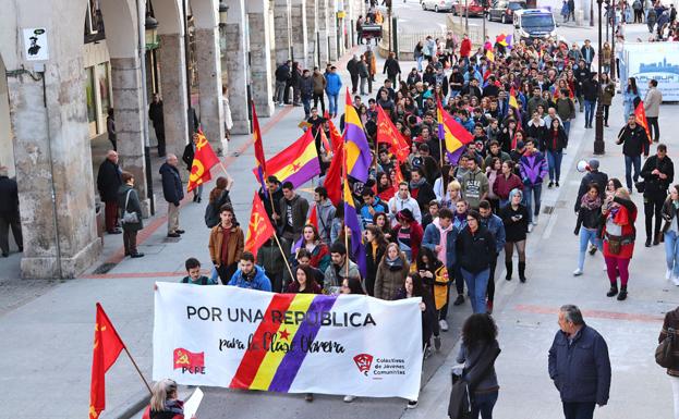 Un grupo de jóvenes reclama en Burgos una República