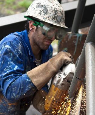 Industria, servicios auxiliares y sanidad tiran del mercado laboral en Castilla y León