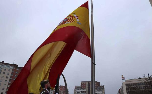 Burgos homenajea a la bandera nacional bajo una fina lluvia