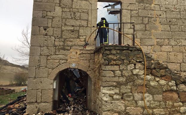 Arraya espera una ayuda de Diputación para restaurar la iglesia, tras el incendio de diciembre