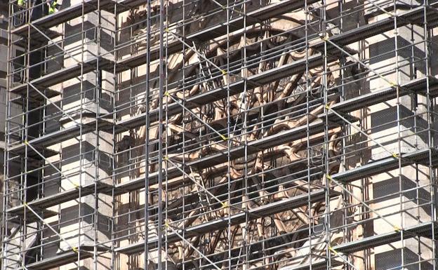 Un andamio de ocho pisos para el rosetón de la Catedral