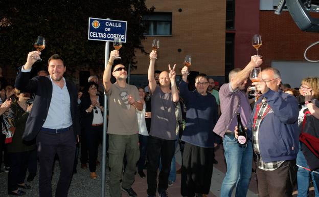 Celtas Cortos pone banda sonora a su nueva calle en Valladolid