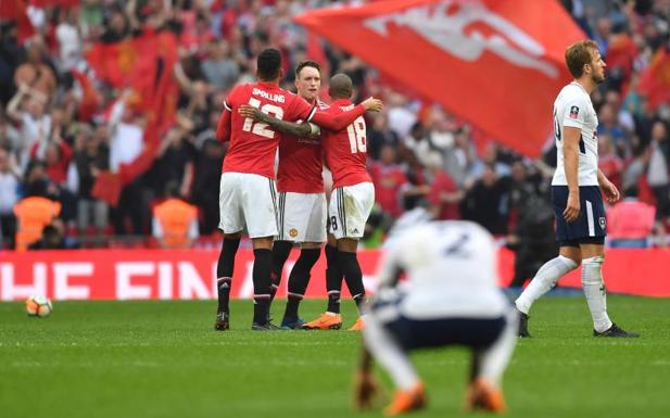 Alexis Sánchez guía al United a la final de la FA Cup