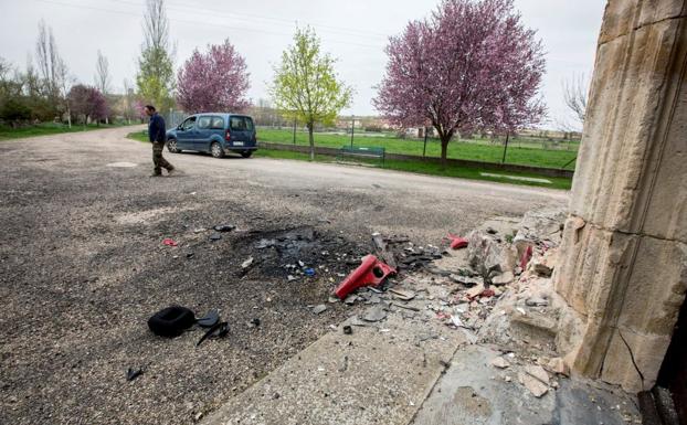Una fallecida y dos heridos tras estrellarse contra la ermita de Peñaranda de Duero