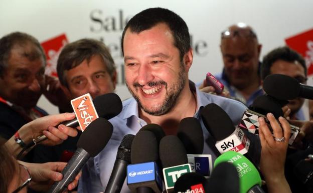 Salvini da luz verde a negociar un gobierno con el M5S sin Berlusconi