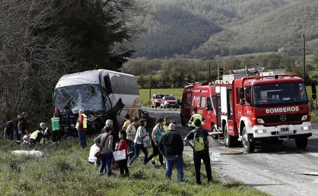 Dos fallecidos y siete heridos, uno de ellos grave, en la colisión de un turismo y un autobús en Navarra