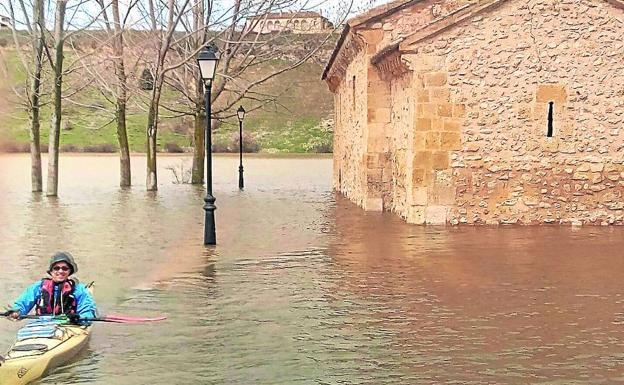 El embalse de Linares, al 99%, inunda la ermita de Maderuelo