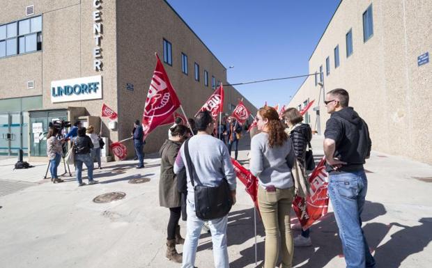 Los sindicatos CCOO y UGT pactan con la dirección de Lindorff la extinción de 314 contratos