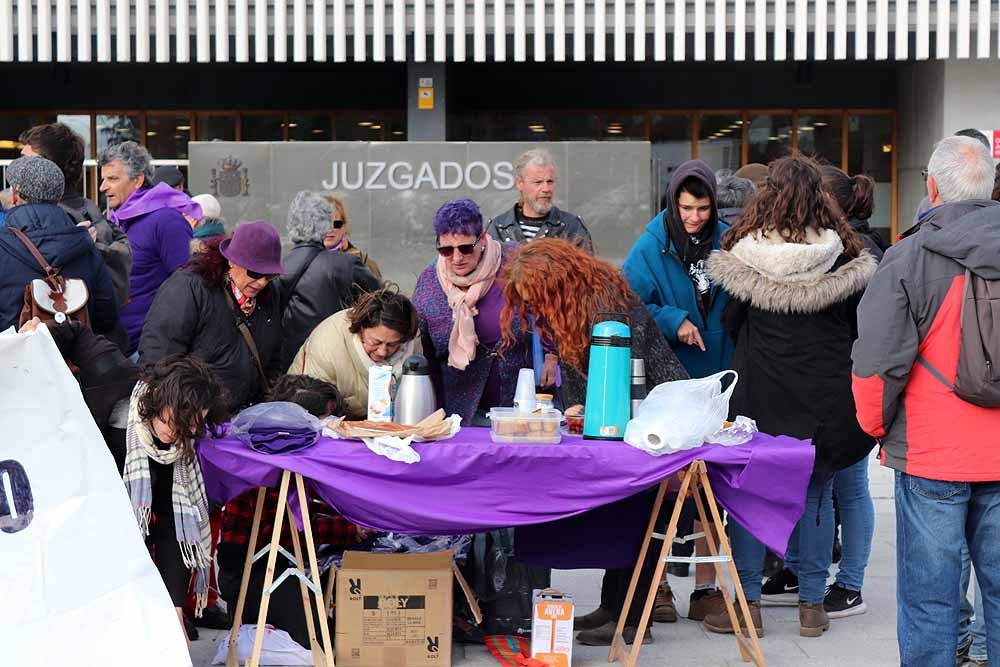 Concentración frente a los juzgados por las detenidas en el 8M