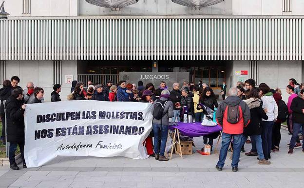 Concentración frente a los Juzgados en solidaridad por las detenidas en el 8M
