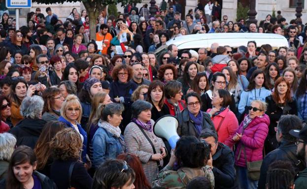 Medio millar de voces gritan contra la sentencia de 'La Manada' en Burgos