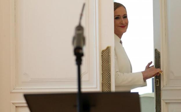 Cifuentes cobrará un sueldo mínimo de 3.503 euros como diputada