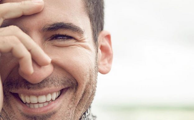 Miguel Ángel Silvestre llama la atención de Jennifer López