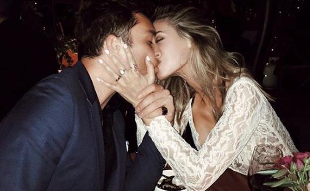 La novia Ed Westwick sigue dando la cara por él