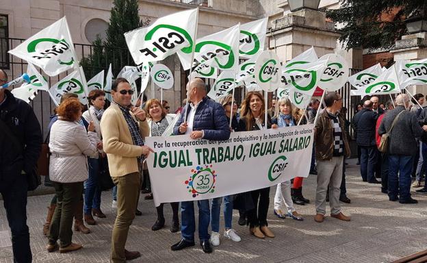 CSIF se concentra para exigir la equiparación salarial de los trabajadores públicos