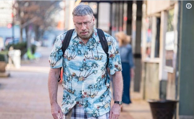John Travolta cambia radicalmente de aspecto