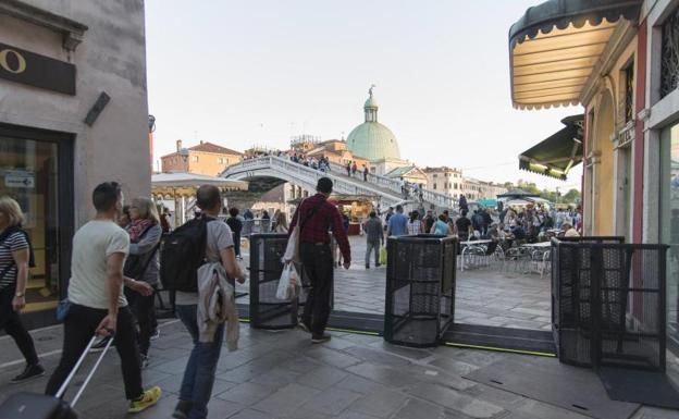 Polémica en Venecia por los tornos que restringen la entrada de turistas