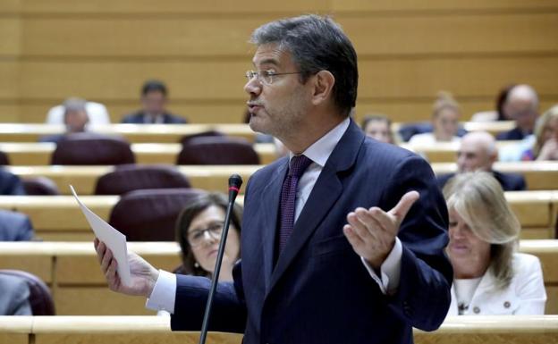 Jueces y fiscales exigen la dimisión de Catalá por «temerario»