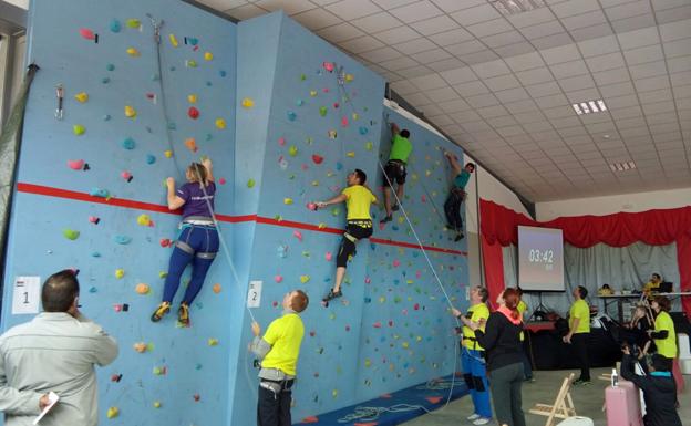 Revillarruz celebra con éxito el I Concurso de Escalada en Rocódromo