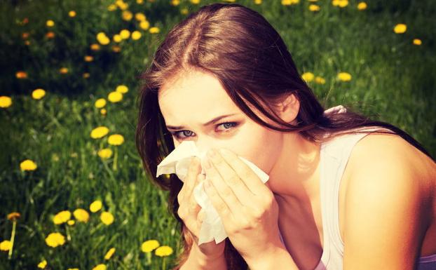 Los ópticos aconsejan usar gafas de sol y no automedicarse ante la conjuntivitis alérgica