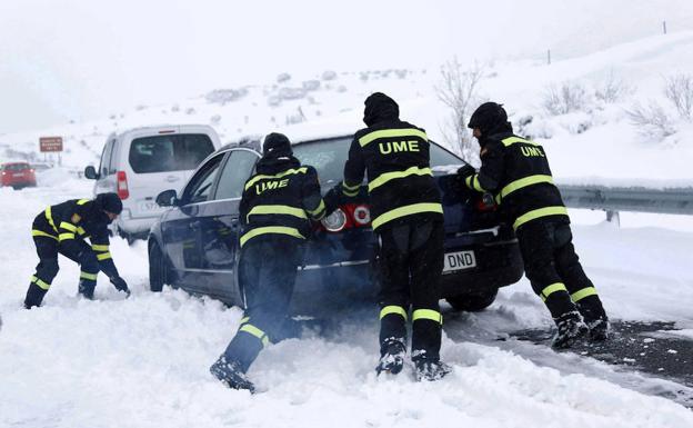 Fomento multa a Iberpistas con 1.200 euros por el caos de la nieve en la AP-6