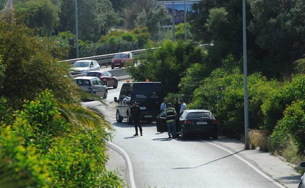 Abandonan en una cuneta de Marbella el cadáver de un hombre y a su pareja malherida