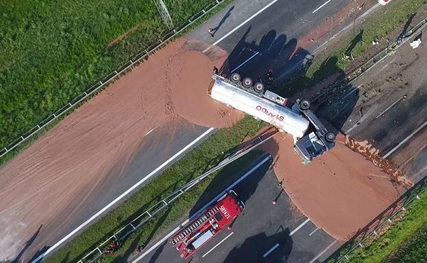 Un accidente crea un río de chocolate caliente en una carretera polaca